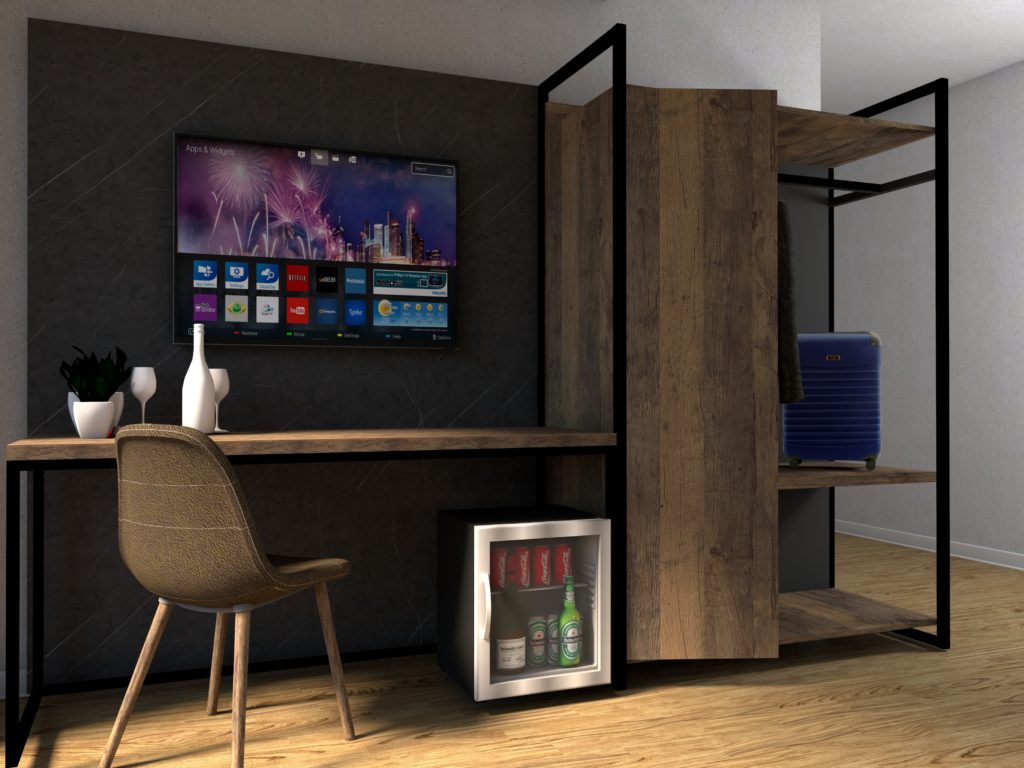 Moderne und funktionale Hotelzimmerausstattung mit einem großen Wandfernseher, einer stilvollen Schreibtischkombination, einem bequemen Stuhl, Minibar und einem Gepäckablagebereich, die Komfort und Effizienz für Gäste bieten.