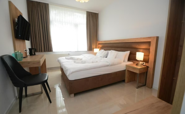 Moderne Hoteleinrichtung in einem stilvoll eingerichteten Hotelzimmer mit komfortablem Bett, eleganten Möbeln und einladender Atmosphäre
